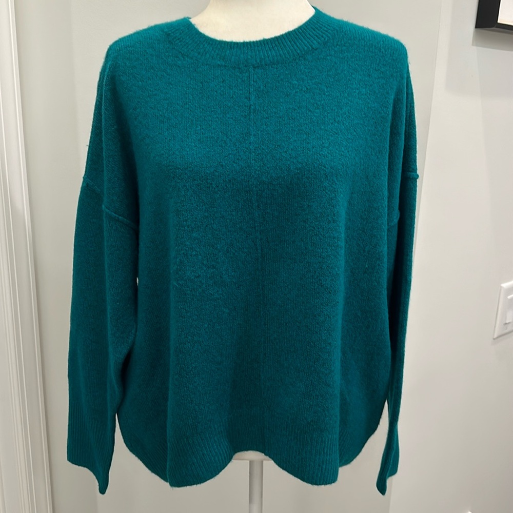 Vincent Camuto long sleeve crew neck sweater. Size XL